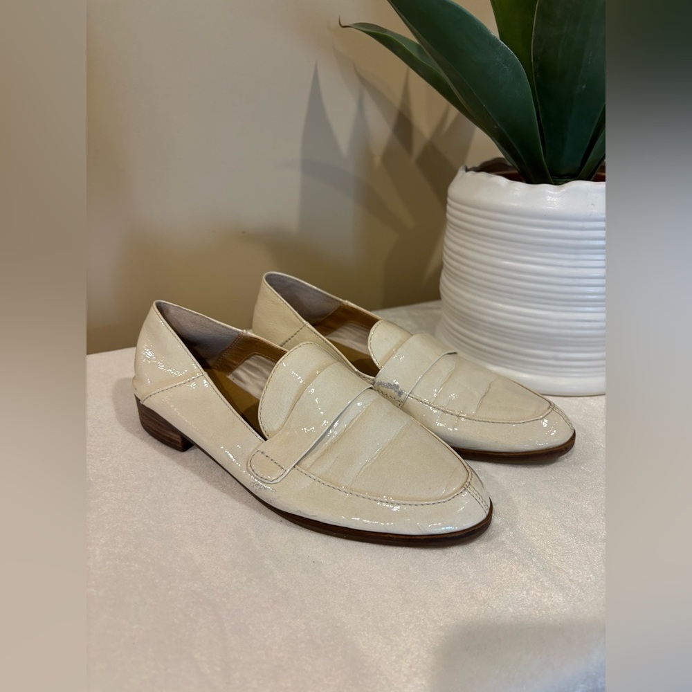 Lucky Brand 🍀 Cream patent Loafers 8